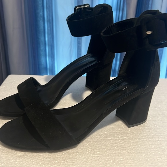 Black heels - Picture 2 of 4